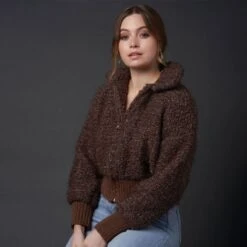 Essential Outerwear. Ten Hand Knit Designs In Subtle Autumnal Hues -Las Tijeras Magicas Tienda essential outerwear ten hand knit designs in subtle autumnal hues 2