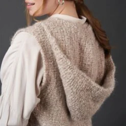 Essential Outerwear. Ten Hand Knit Designs In Subtle Autumnal Hues -Las Tijeras Magicas Tienda essential outerwear ten hand knit designs in subtle autumnal hues 3