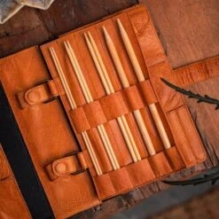 Funda De Cuero Para Estuche Personalizable Muud Carita C 9 Funda De Cuero Para Estuche Personalizable Muud Carita C -Las Tijeras Magicas Tienda estuche para agujas de doble punta muud carita c 3