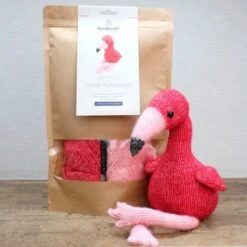 Kit Peluche De Punto - Chris Flamingo - Hardicraft -Las Tijeras Magicas Tienda kit amigurumi de punto chris flamingo hardicraft 2