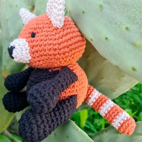 Kit Amigurumi Panda Rojo Ling - Hoooked 4 Kit Amigurumi Panda Rojo Ling - Hoooked - Imagen 2