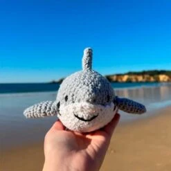 Kit Amigurumi Tiburón Maverick - Hoooked 6 Kit Amigurumi Tiburón Maverick - Hoooked -Las Tijeras Magicas Tienda kit amigurumi tiburon maverick hoooked 1