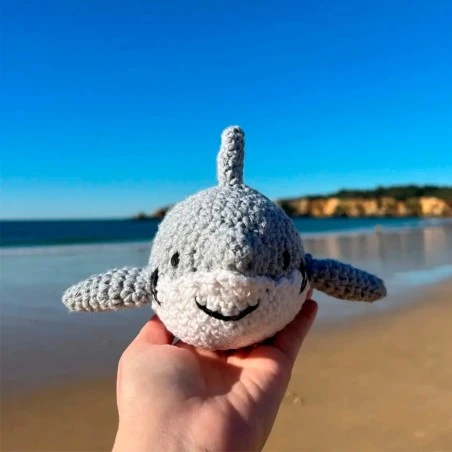 Kit Amigurumi Tiburón Maverick - Hoooked 4 Kit Amigurumi Tiburón Maverick - Hoooked - Imagen 2