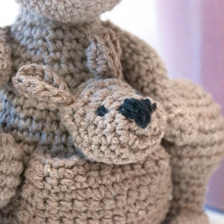 Kit De Amigurumi - Canguro Kayleigh - Hoooked 4 Kit De Amigurumi - Canguro Kayleigh - Hoooked - Imagen 2