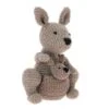Kit De Amigurumi - Canguro Kayleigh - Hoooked 1 Kit De Amigurumi - Canguro Kayleigh - Hoooked -Las Tijeras Magicas Tienda kit de amigurumi canguro kayleigh hoooked