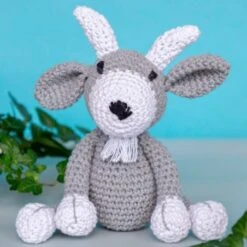 Kit De Amigurumi - La Cabra Giorgio - Hoooked -Las Tijeras Magicas Tienda kit de amigurumi la cabra giorgio hoooked 2