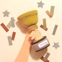 Kit De Amigurumi Trofeo - The Winner Is... - Rico Design -Las Tijeras Magicas Tienda kit de amigurumi trofeo the winner is rico design 2