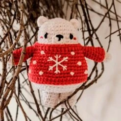 Kit De Amigurumi - Winter Bear - Hoooked -Las Tijeras Magicas Tienda kit de amigurumi winter bear hoooked 2