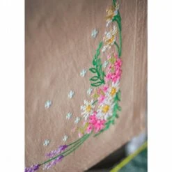 Kit De Bordado - Camino De Mesa Flores De Primavera - Vervaco 5 Kit De Bordado - Camino De Mesa Flores De Primavera - Vervaco -Las Tijeras Magicas Tienda kit de bordado camino de mesa flores de primavera vervaco 1