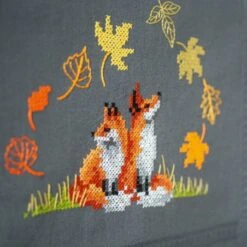 Kit De Bordado Camino De Mesa - Zorros En Otoño - Vervaco 7 Kit De Bordado Camino De Mesa - Zorros En Otoño - Vervaco -Las Tijeras Magicas Tienda kit de bordado camino de mesa foxes in autumn vervaco 2