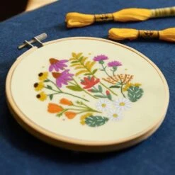 Kit De Bordado - Jardín Mediterráneo By Celeste Johnston - DMC -Las Tijeras Magicas Tienda kit de bordado jardin mediterraneo by celeste johnston dmc 1