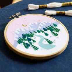 Kit De Bordado - Paisaje Invernal By Georgie K. Emery - DMC -Las Tijeras Magicas Tienda kit de bordado paisaje invernal by georgie k emery dmc 2