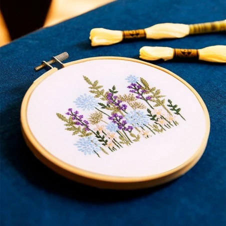 Kit De Bordado Tradicional - Flores Silvestres - DMC 4 Kit De Bordado Tradicional - Flores Silvestres - DMC - Imagen 2