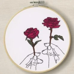 Kit De Bordado Tradicional - Rosas En Las Manos - DMC