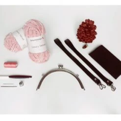 Kit De Ganchillo Mochila De Invierno - Mochimeme Velvet -Las Tijeras Magicas Tienda kit de ganchillo mochila de invierno mochimeme terciopelo 1