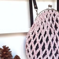 Kit De Ganchillo Mochila De Invierno - Mochimeme Velvet -Las Tijeras Magicas Tienda kit de ganchillo mochila de invierno mochimeme terciopelo 2