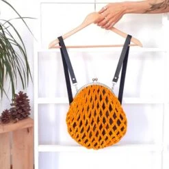 Kit De Ganchillo Mochila De Invierno - Mochimeme Velvet -Las Tijeras Magicas Tienda kit de ganchillo mochila de invierno mochimeme terciopelo 4