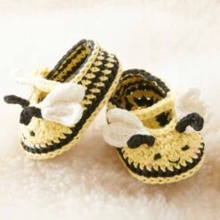 Kit De Ganchillo Ricorumi Baby Booties. Bee - Rico Design -Las Tijeras Magicas Tienda kit de ganchillo ricorumi baby booties bee rico design 1