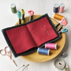 Kit De Punto De Cruz - Estuche Para Agujas Folk - Anchor -Las Tijeras Magicas Tienda kit de punto de cruz estuche para agujas folk anchor 2