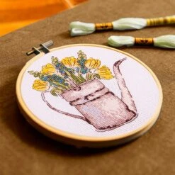 Kit De Punto De Cruz - Regadera Con Flores - DMC -Las Tijeras Magicas Tienda kit de punto de cruz regadera con flores dmc 1