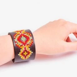 Kit Pulsera Ancha Simil Cuero Para Bordar - DMC -Las Tijeras Magicas Tienda kit pulsera ancha simil cuero para bordar dmc 2