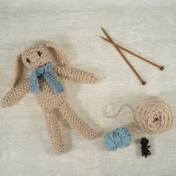 Mi Primer Kit De Tricot - Conejito Con Bufanda - Trimits 13 Mi Primer Kit De Tricot - Conejito Con Bufanda - Trimits -Las Tijeras Magicas Tienda mi primer kit de tricot conejito con bufanda trimits 5