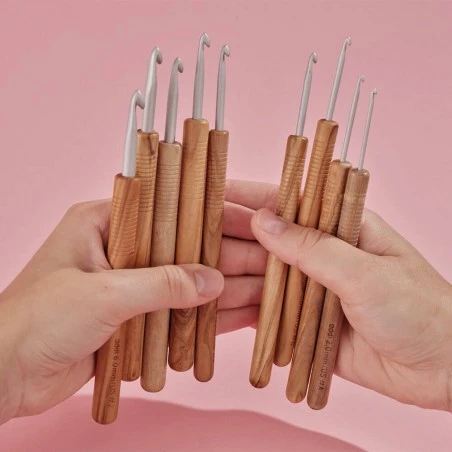 Set De Agujas De Ganchillo Madera De Olivo AddiWrap - Addi 4 Set De Agujas De Ganchillo Madera De Olivo AddiWrap - Addi - Imagen 2