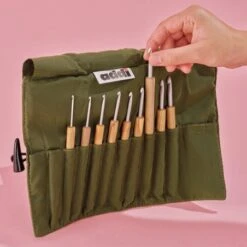 Set De Agujas De Ganchillo Madera De Olivo AddiWrap - Addi 8 Set De Agujas De Ganchillo Madera De Olivo AddiWrap - Addi -Las Tijeras Magicas Tienda set de agujas de ganchillo madera de olivo addiwrap addi 2